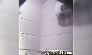 Close-Up Pissing & Jerking Off in Snatch Bevy 2