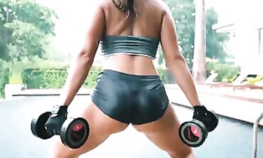 Tattooed MILF Twerks and Shakes Her Big Ass