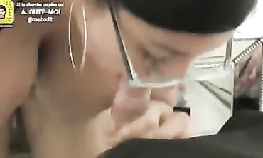 Ma secrétaire à gros seins me vide après le travail