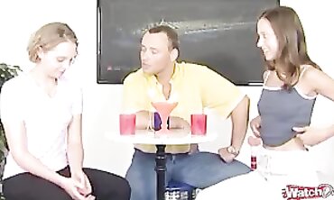Der notgeile Nerd spielt mit zwei Mädchen
