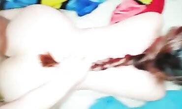 Joven Mamá Mexicana Recibe una Follada Dura en Estilo Doggy