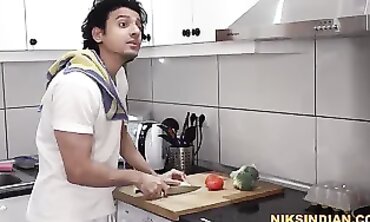 नौकर ने मालकिन को चोदने के बाद उसके चेहरे पर किया पेशाब