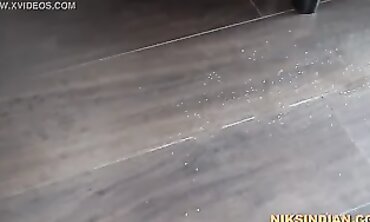 नौकर ने मालकिन को चोदने के बाद उसके चेहरे पर किया पेशाब