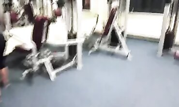 POV: Rote Bodybuilderin bekommt im Fitnessstudio ins Gesicht gespritzt