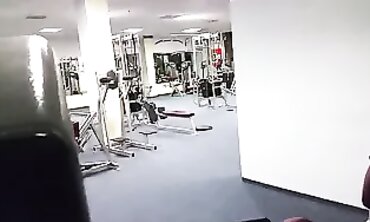 POV: Rote Bodybuilderin bekommt im Fitnessstudio ins Gesicht gespritzt
