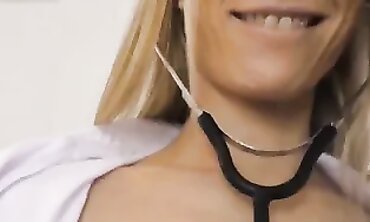 Deutsche MILF Ärztin mit grossem Schwanz gefickt