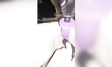 Reife Milf Ran wird von der Fickmaschine genossen