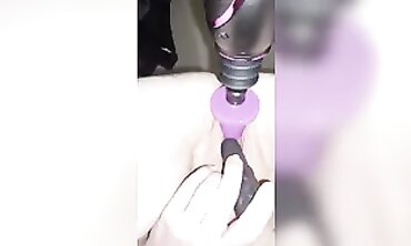 Reife Milf Ran wird von der Fickmaschine genossen
