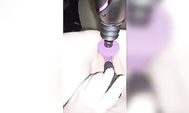 Reife Milf Ran wird von der Fickmaschine genossen