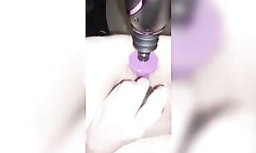 Reife Milf Ran wird von der Fickmaschine genossen