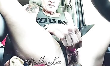 MsYogaXxx Masturbates in a Parking Lot