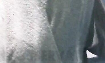 Milf si guarda il corpo in bagno
