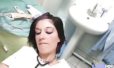 Kenza l'infirmière baise avec deux mecs