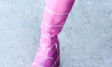 Georgia Peach Enjoys Dark-Hued Spear