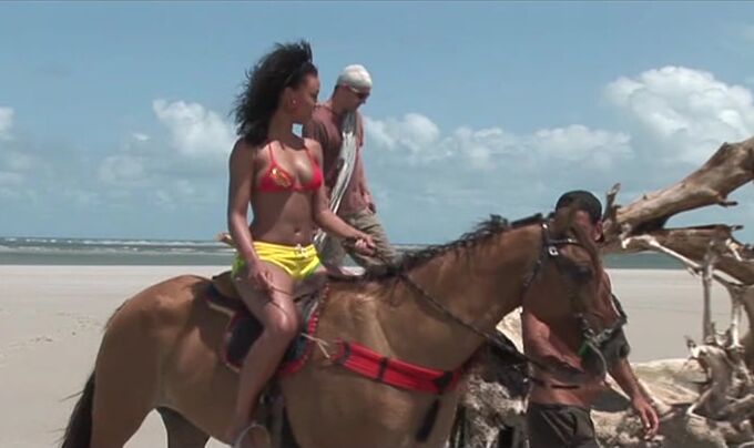 Druuna Diva Takes Trunk On The Sandy Beach two