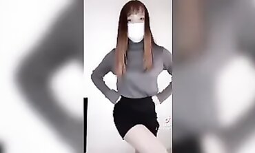TikTokの速攻削除されたソロ自慰動画