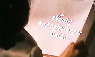 Retro 1977: Nackt auf Schwarzer Seide