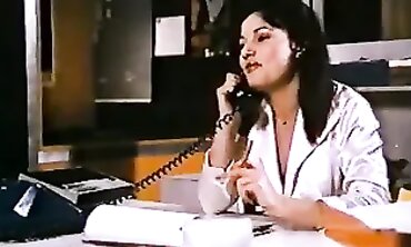 Retro 1977: Nackt auf Schwarzer Seide