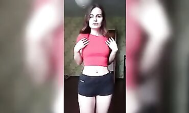 Соло brunette с большой попой в стиле TikTok