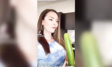 Ava Moore se baise le cul avec un énorme concombre en solo