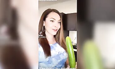 Ava Moore se baise le cul avec un énorme concombre en solo