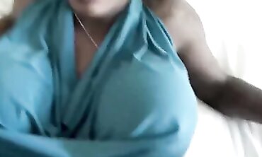 Ebony Mystique: Schwarze Göttin mit unglaublichen Brüsten