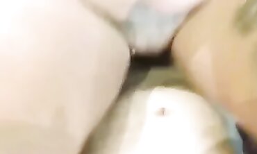 Prima Milf Devassa Aproveita a Solidão em Casa