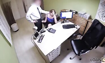 Nata Lee: L'agent prêteur prête une somme à la jeune fille