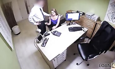 Nata Lee: L'agent prêteur prête une somme à la jeune fille