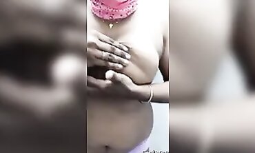 Tamil Chechi Shows Off Her Boobs