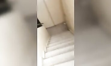 Mimi baise dans le hall des voisins