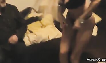 Blondes MILF aus Berlin mit Tattoo verführt Egon Kowalski