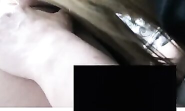 Sara si fa leccare il culo da pecorina