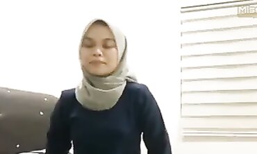 Melayu Berbaju Biru Bertudung Kelabu