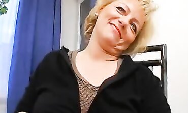 Reife Mama Bläst Den Blowjob An