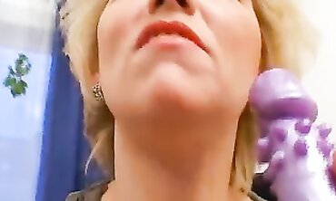 Reife Mama Bläst Den Blowjob An