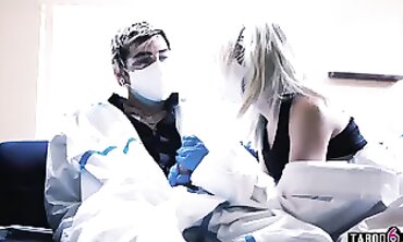 Lola Fae Gets Wild in a Messy Quarantine Porno