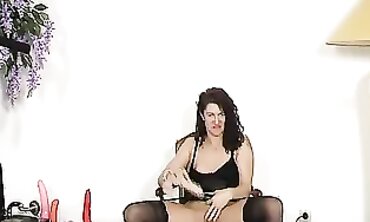 MILF Testet Hitachi Vibrator Gegen Echten Schwanz