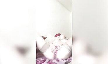 Hot Mommy Masturbates With a Spoon