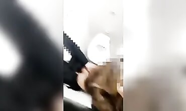 Sexo Público: Follando en el Baño de la Universidad