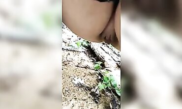 Petra Squirt Pisses Solo in the Park