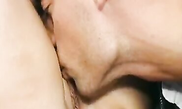 MILF Mutter bescheißt Freund mit Stiefbruder