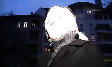19-Jährige Tina lässt sich bei Amateur-Szene anspritzen