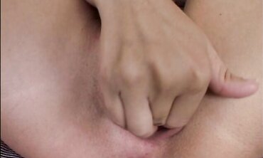 Britney Spreads Her Crevasses For All To Observe