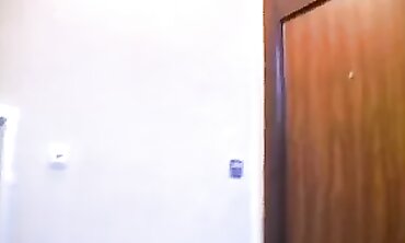 Unbefriedigte Hausfrau mit Vollbusen im Amateur-Hardcore