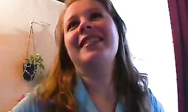 Unbefriedigte Hausfrau mit Vollbusen im Amateur-Hardcore