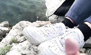 Outdoor Facial Cumshot With Goosebumps