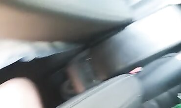 Жена трахается с другом в машине при муже (часть 2)