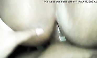 MILF Venezolana de Culo Enorme Se Lleva el Pene a la Garganta y Recibe un Creampie Anal
