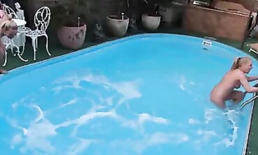 CrazyTina & LaraCumKitten: Natursekt aus der Muff